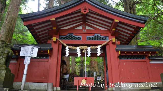 男体山 登拝門 登山口