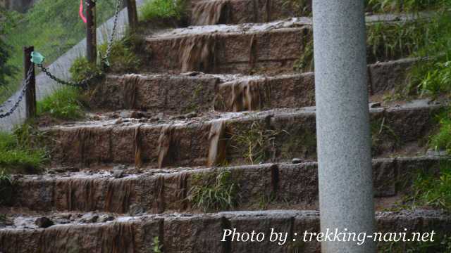 男体山 登山 雨